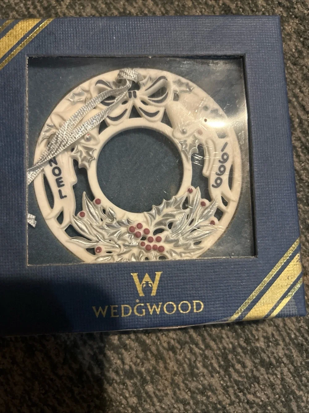 Wedgwood England Christmas Ornament Wreath 1999 Annual Silver Blue & Berry New